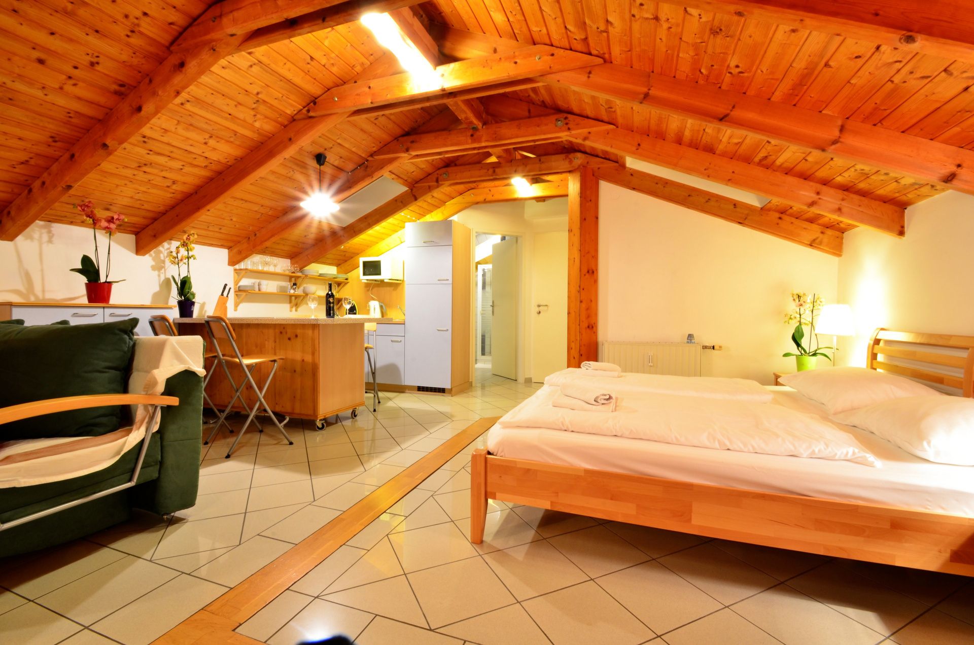 Wohn-/Schlafraum mit Küchenzeile