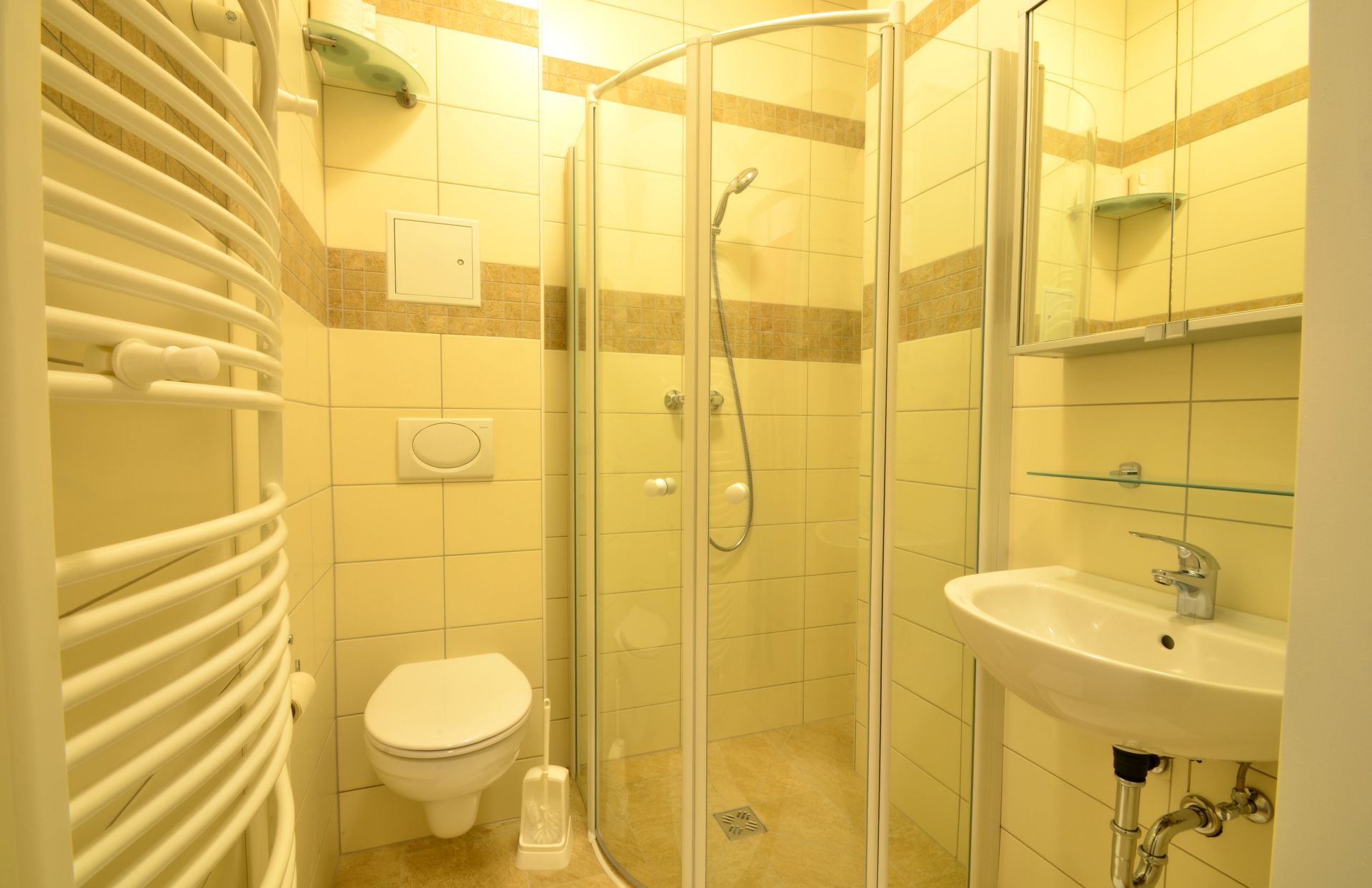 Badezimmer mit Dusche & WC