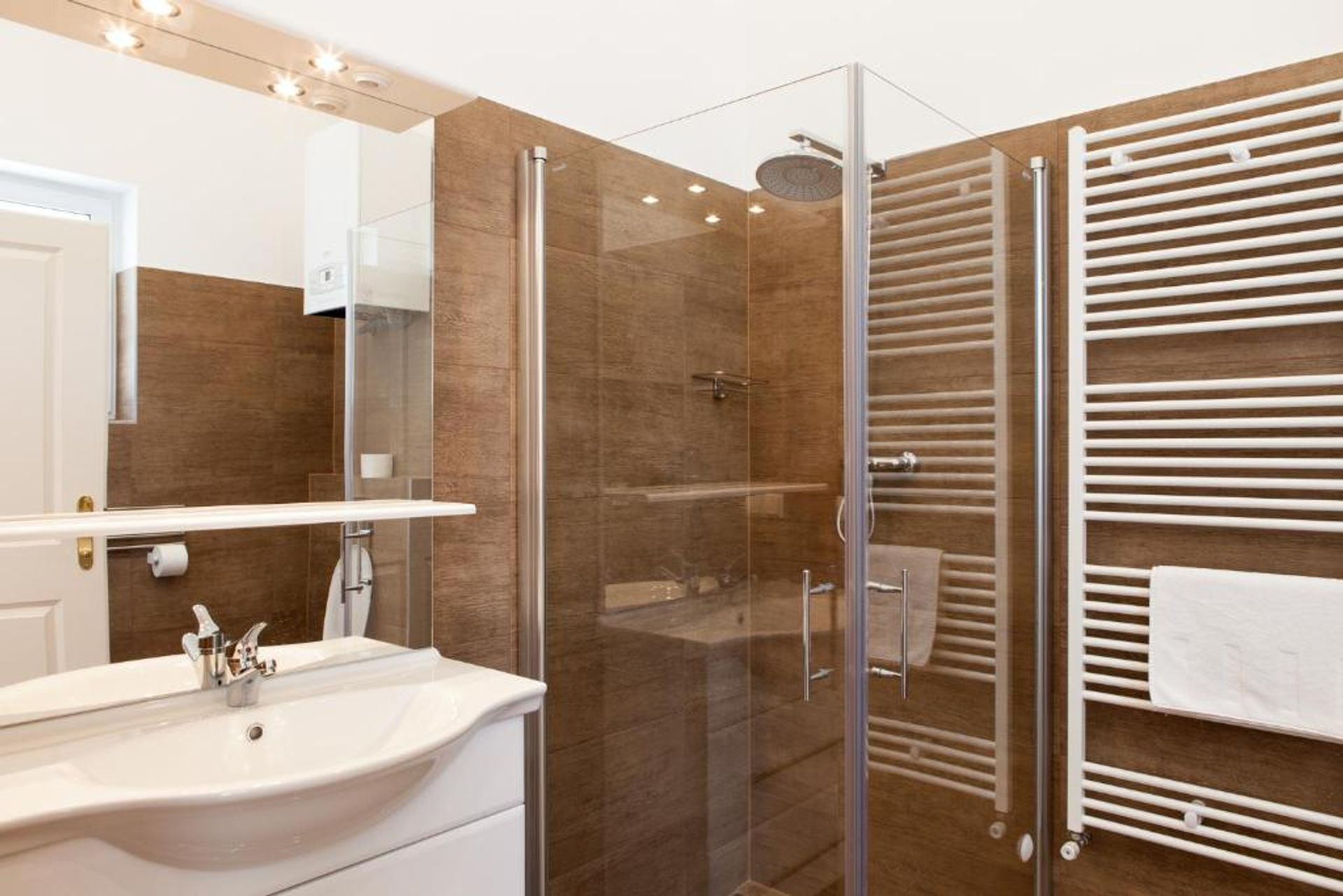 Badezimmer mit Dusche und WC